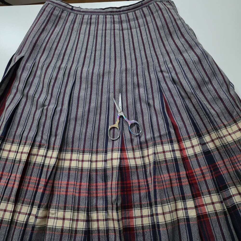Highland Queen Plaid Reversible Pleated Skirt Womens 12 Blue Red White VTG FLAWS - Picture 13 of 16